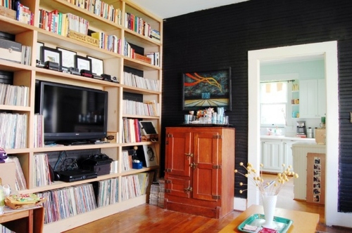 Old house with unusual interior - creativity and color play in an old apartment in Mississippi
