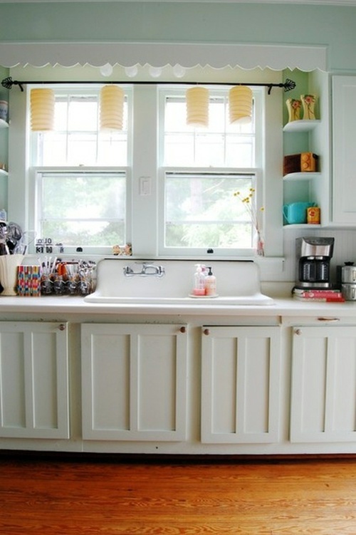 Old house with unusual interior - creativity and color play in an old apartment in Mississippi