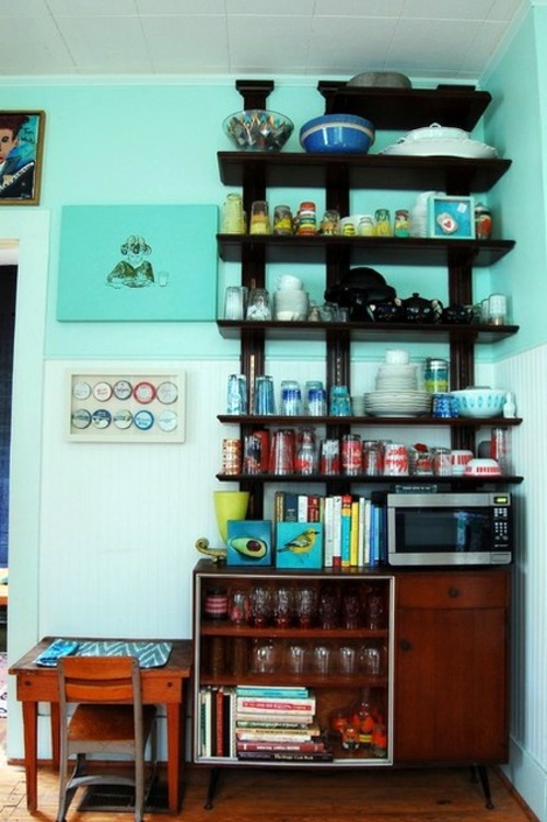 Old house with unusual interior - creativity and color play in an old apartment in Mississippi