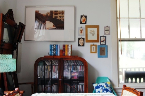 Old house with unusual interior - creativity and color play in an old apartment in Mississippi