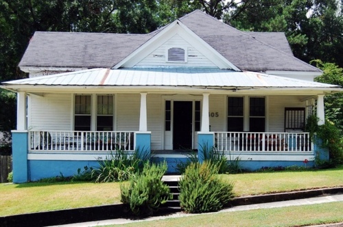 Old house with unusual interior - creativity and color play in an old apartment in Mississippi