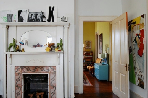 Old house with unusual interior - creativity and color play in an old apartment in Mississippi