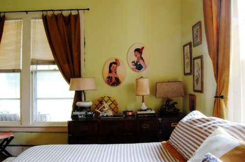 Old house with unusual interior - creativity and color play in an old apartment in Mississippi