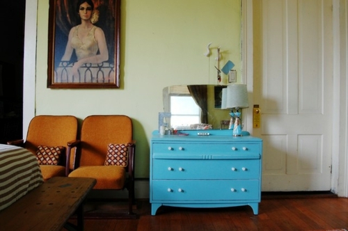 Old house with unusual interior - creativity and color play in an old apartment in Mississippi