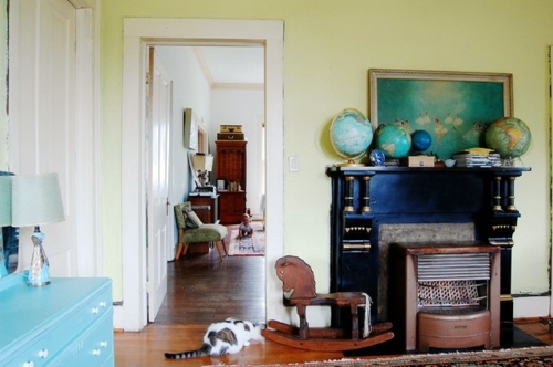 Old house with unusual interior - creativity and color play in an old apartment in Mississippi