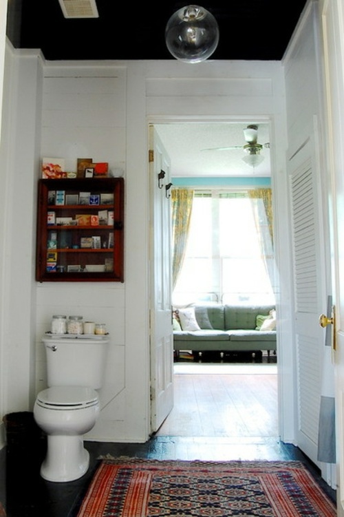 Old house with unusual interior - creativity and color play in an old apartment in Mississippi