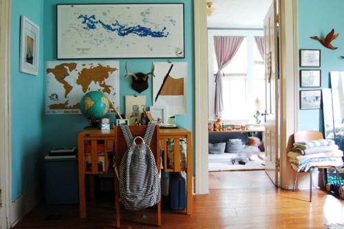 Old house with unusual interior - creativity and color play in an old apartment in Mississippi