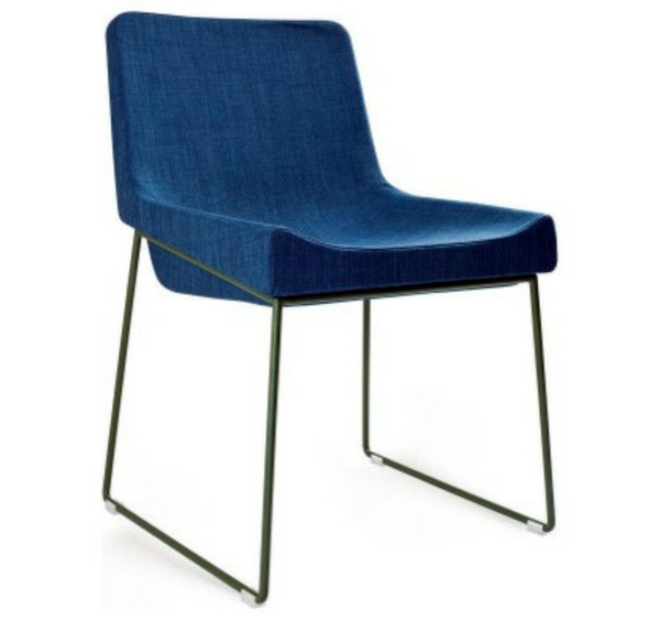 Designer items in cobalt blue - a popular accent in the interior
