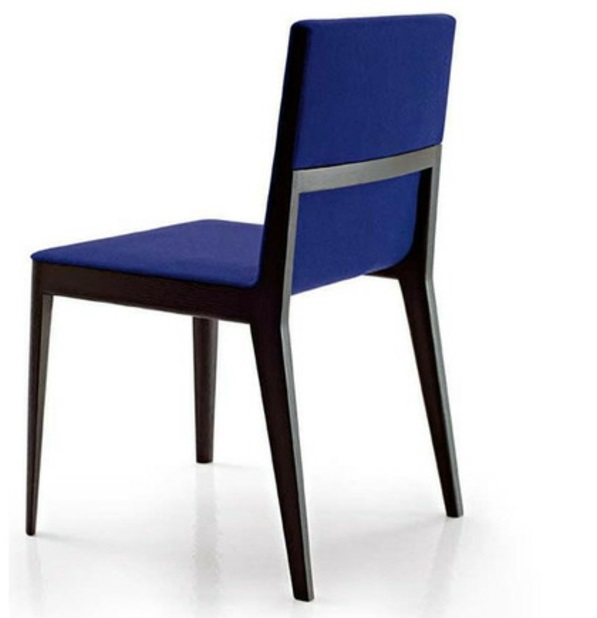 Designer items in cobalt blue - a popular accent in the interior