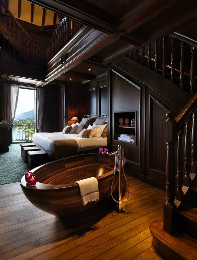 Badezimmer - Wooden bathtub - the eyecatcher in modern bathroom
