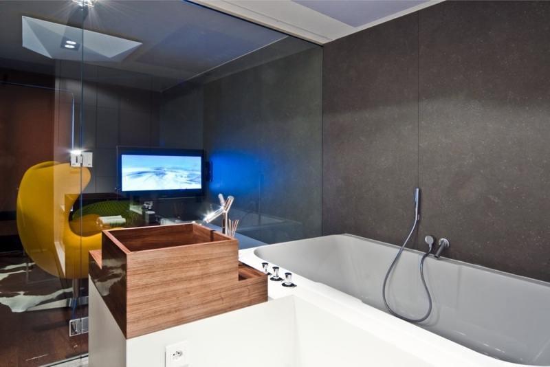 Wooden bathtub - the eyecatcher in modern bathroom