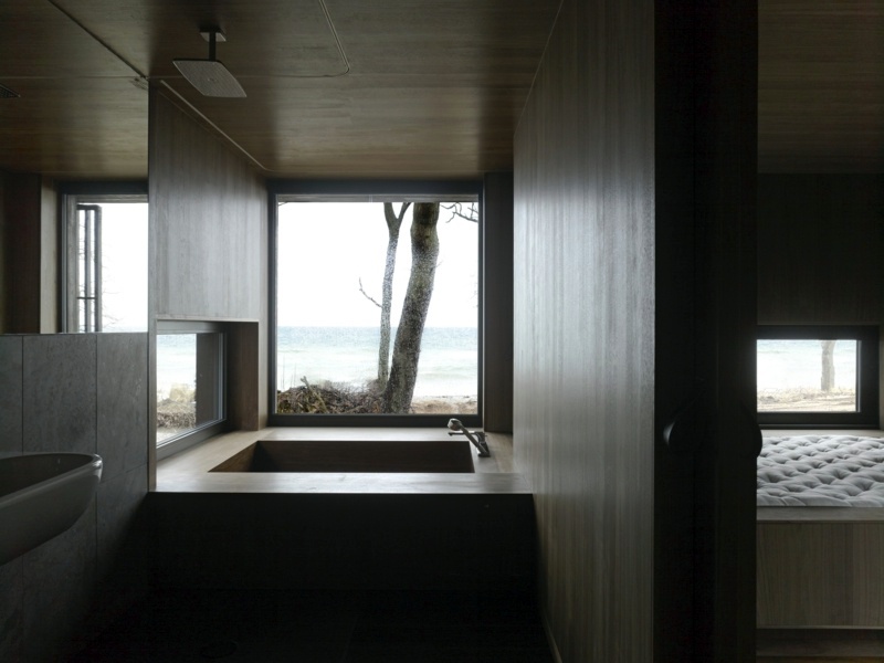 Wooden bathtub - the eyecatcher in modern bathroom