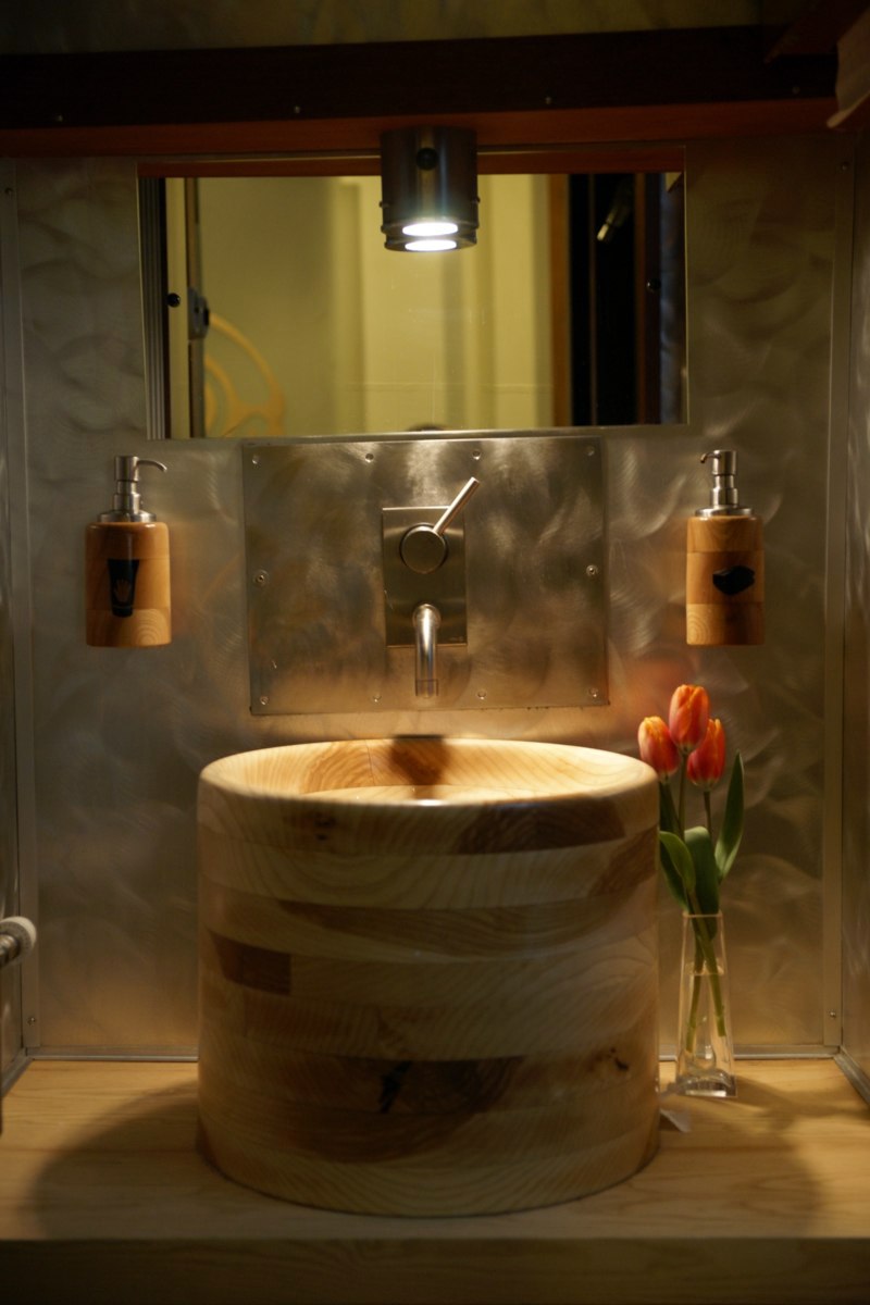 Wooden bathtub - the eyecatcher in modern bathroom