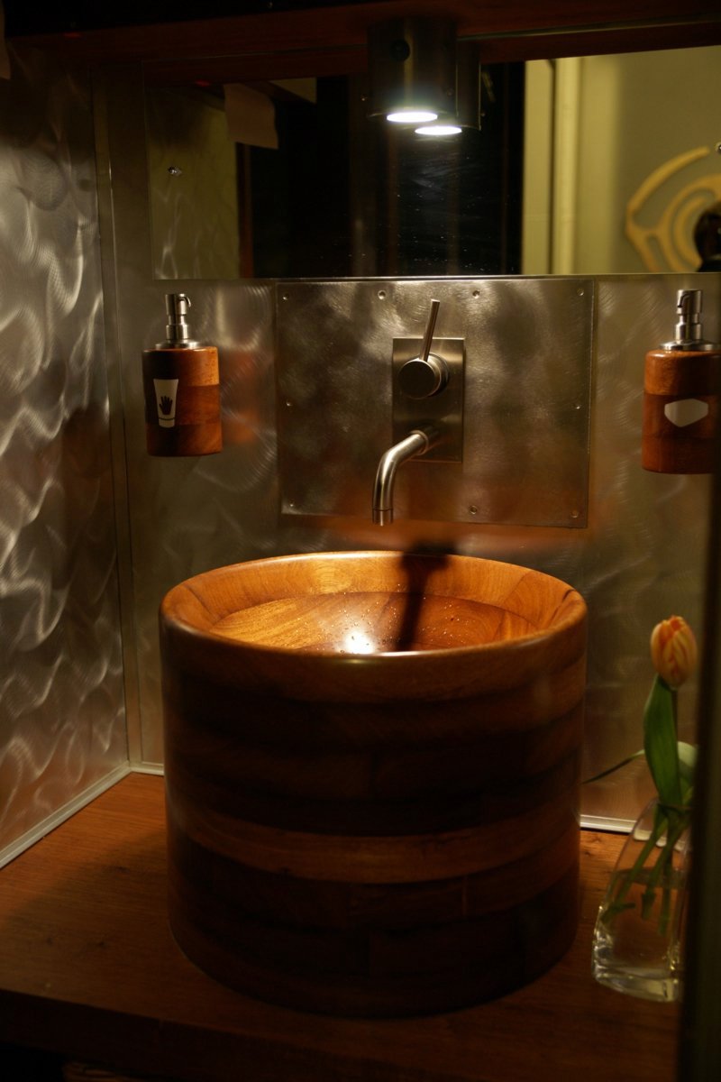 Wooden bathtub - the eyecatcher in modern bathroom Wooden bathtub - the eyecatcher in modern bathroom