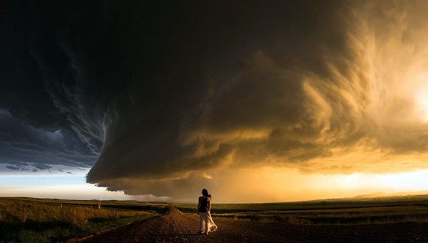 Small people, lost in the majesty of nature