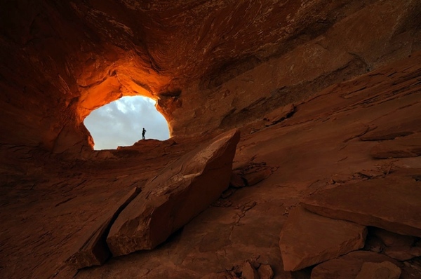 Small people, lost in the majesty of nature