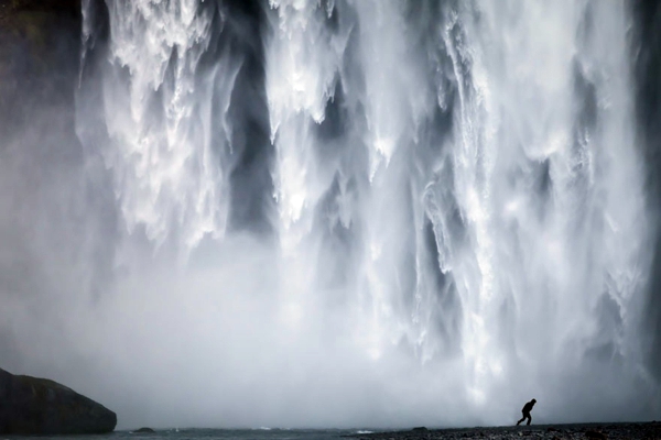 Small people, lost in the majesty of nature