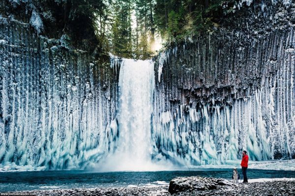 Small people, lost in the majesty of nature