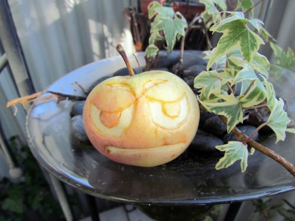 Decorative fruit carving - apple art and expressive faces Decorative fruit carving - apple art and expressive faces