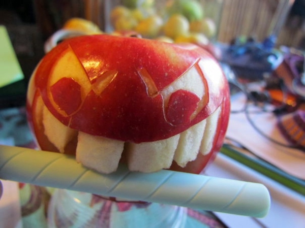 Kunst - Decorative fruit carving - apple art and expressive faces Kunst - Decorative fruit carving - apple art and expressive faces