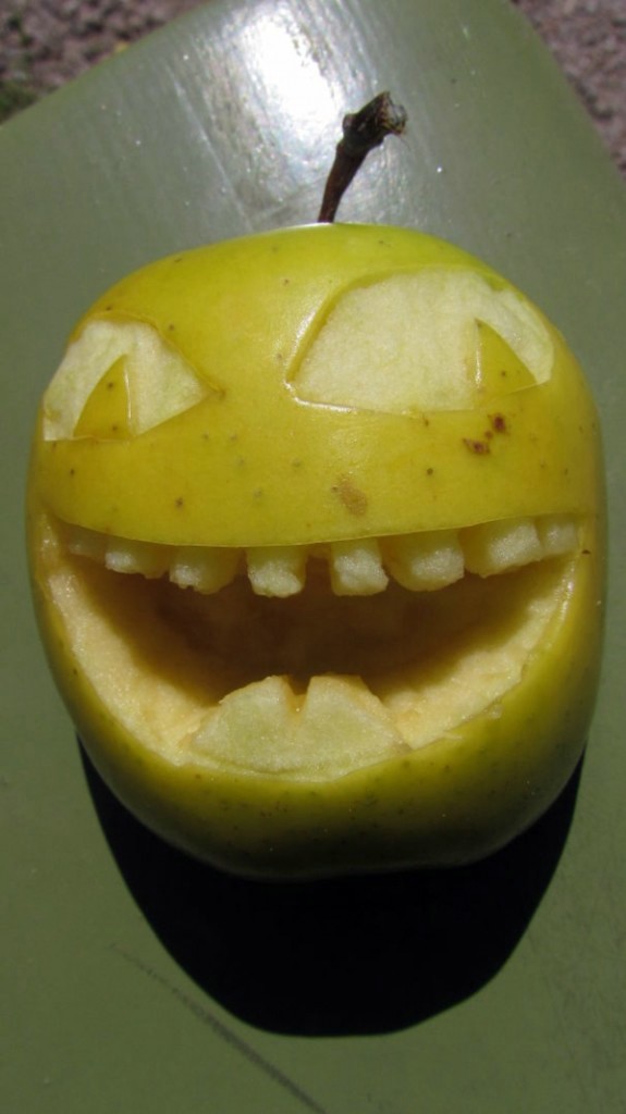 Decorative fruit carving – apple art and expressive faces | Interior