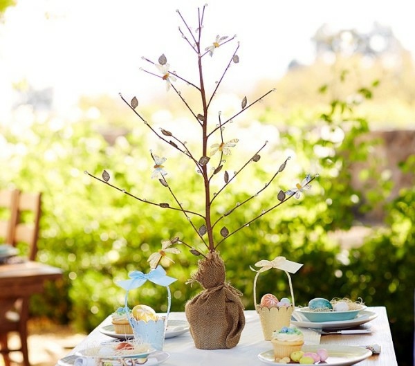 Cool Easter decoration ideas with Easter bunny and colorful Easter eggs