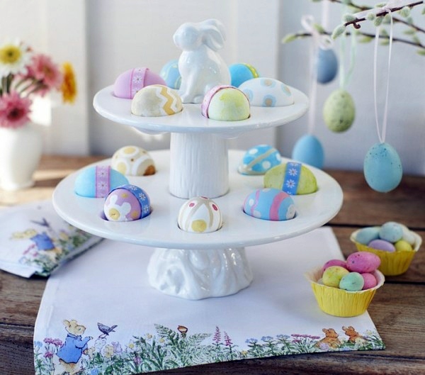 Cool Easter decoration ideas with Easter bunny and colorful Easter eggs