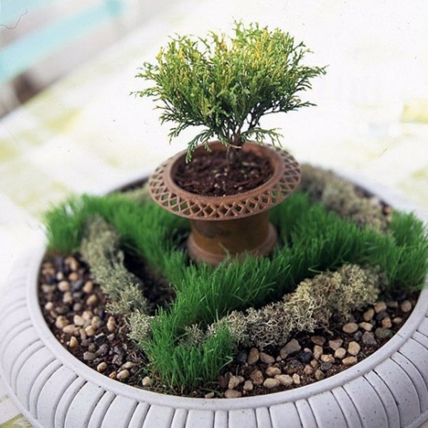 Great garden design with decoration of flower pots