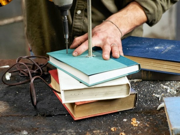 DIY table lamp with base from books DIY table lamp with base from books