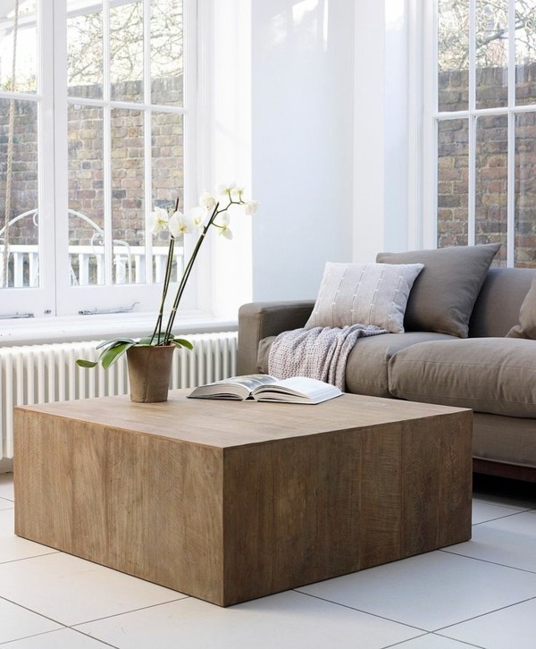 Möbel - A wooden coffee table in the living room adds warmth and naturalness in