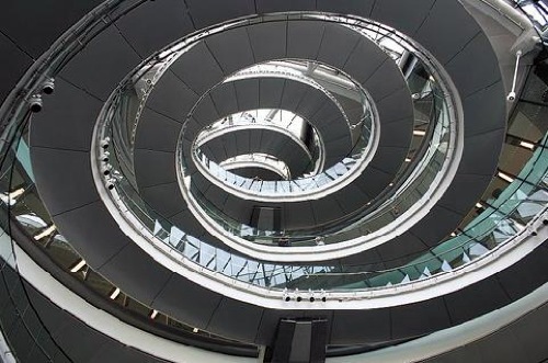 Go to top: 10 stunning innovative stairs with or without railings