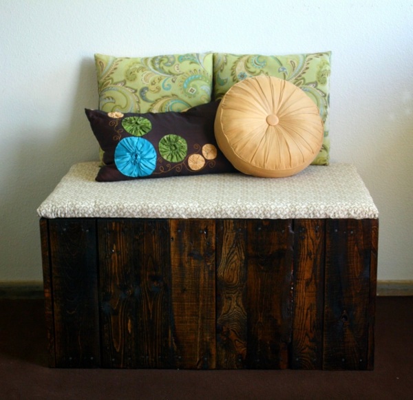 Hallway bench in wood pallets lends a rustic touch Hallway bench in wood pallets lends a rustic touch