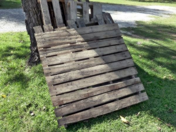 Hallway bench in wood pallets lends a rustic touch Hallway bench in wood pallets lends a rustic touch