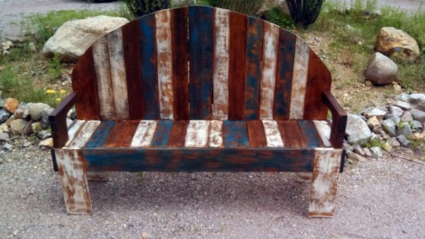 Hallway bench in wood pallets lends a rustic touch Hallway bench in wood pallets lends a rustic touch