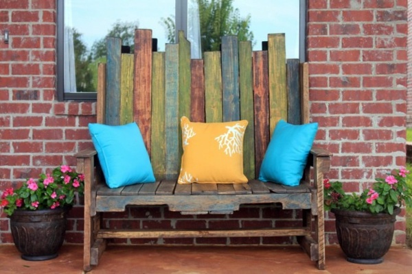 Hallway bench in wood pallets lends a rustic touch Hallway bench in wood pallets lends a rustic touch