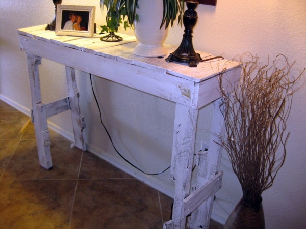 Hallway bench in wood pallets lends a rustic touch Hallway bench in wood pallets lends a rustic touch