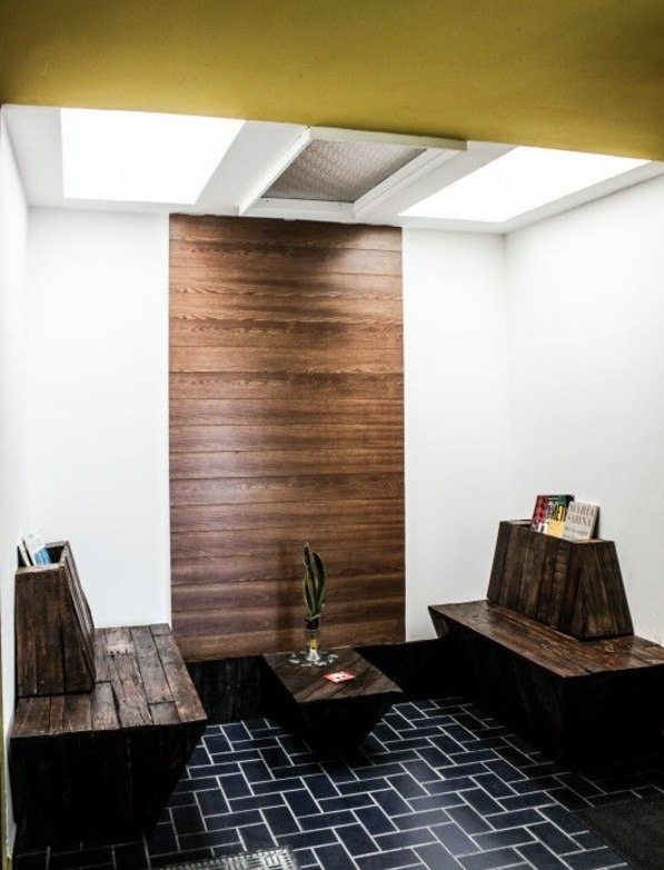 Hallway bench in wood pallets lends a rustic touch Hallway bench in wood pallets lends a rustic touch