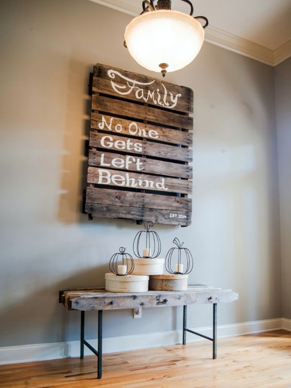 Hallway bench in wood pallets lends a rustic touch Hallway bench in wood pallets lends a rustic touch