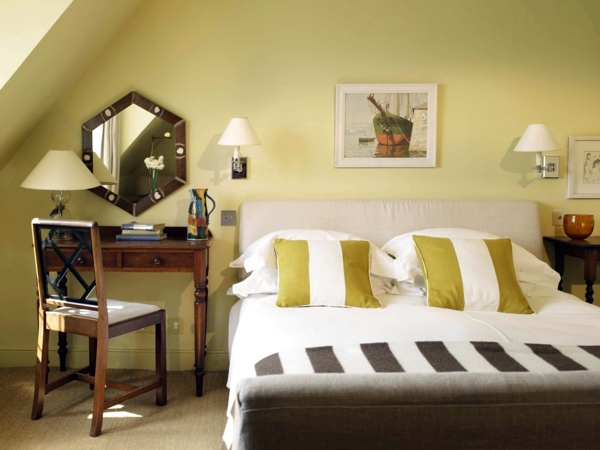 Select bedroom wall color and make a modern feel