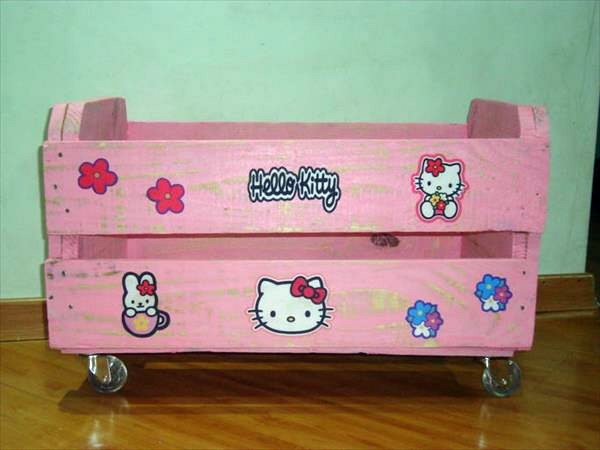Bastelideen - Pink storage box on wheels made of wood pallets Bastelideen - Pink storage box on wheels made of wood pallets