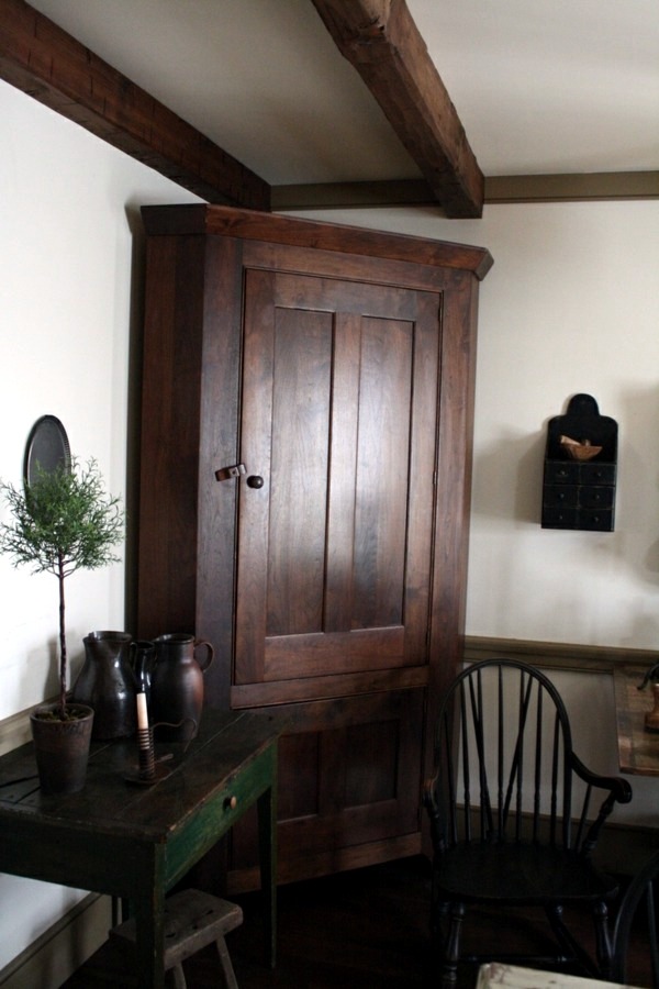 The charm of colonial furniture - stylish wooden furniture from a bygone era The charm of colonial furniture - stylish wooden furniture from a bygone era