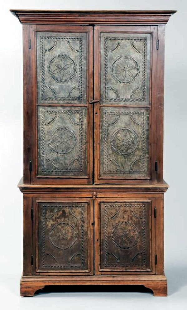 The charm of colonial furniture - stylish wooden furniture from a bygone era The charm of colonial furniture - stylish wooden furniture from a bygone era
