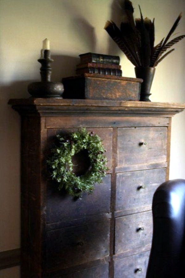 The charm of colonial furniture - stylish wooden furniture from a bygone era The charm of colonial furniture - stylish wooden furniture from a bygone era
