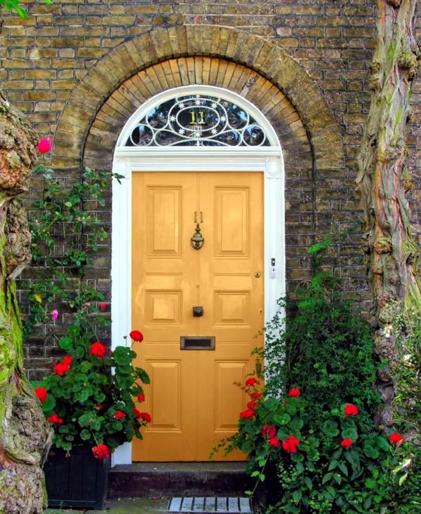 Accessories and lighting for the front door area