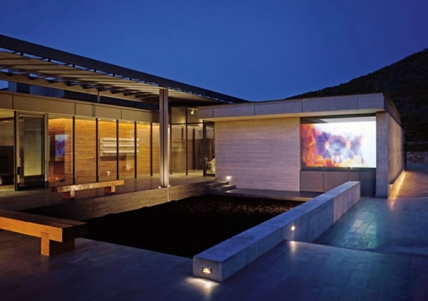 Terrassengestaltung - Great home theater set up - for hours watching movies outdoors