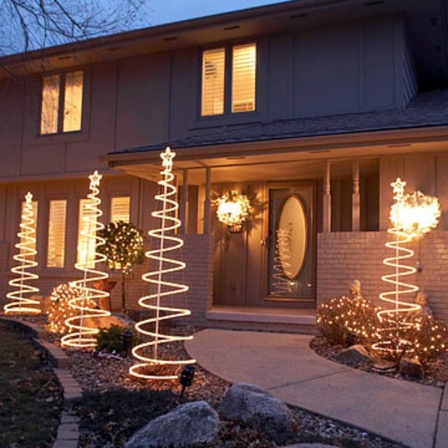 Festive garden lighting for Christmas Avso
