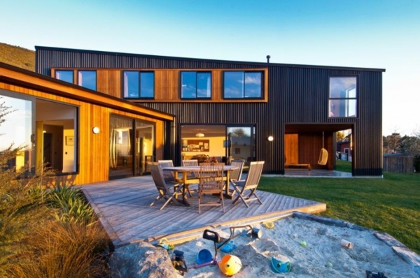Comfortable interior design and picturesque scenery - the Nelson House in New Zealand