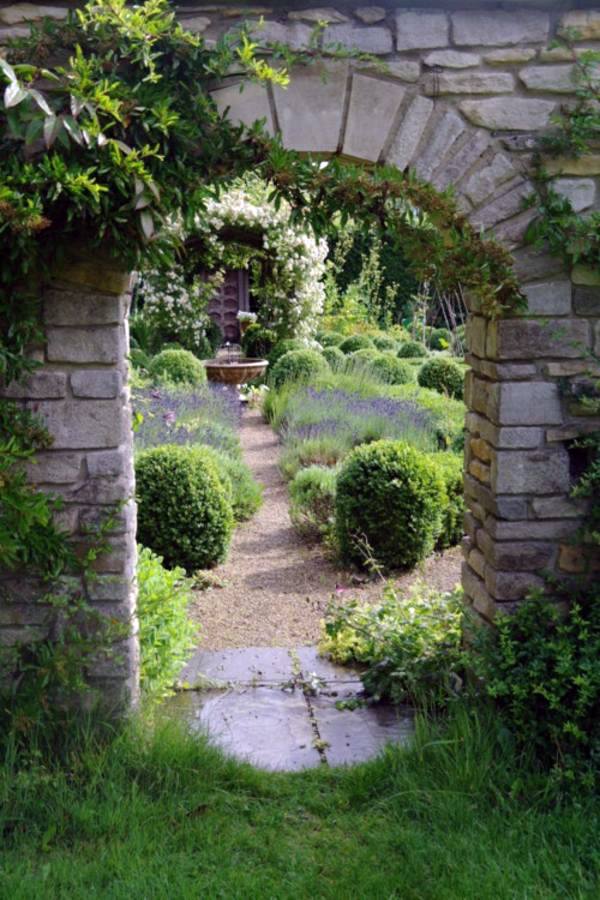 Make stone wall in the garden - creative exterior architecture
