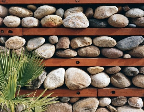 Make stone wall in the garden - creative exterior architecture