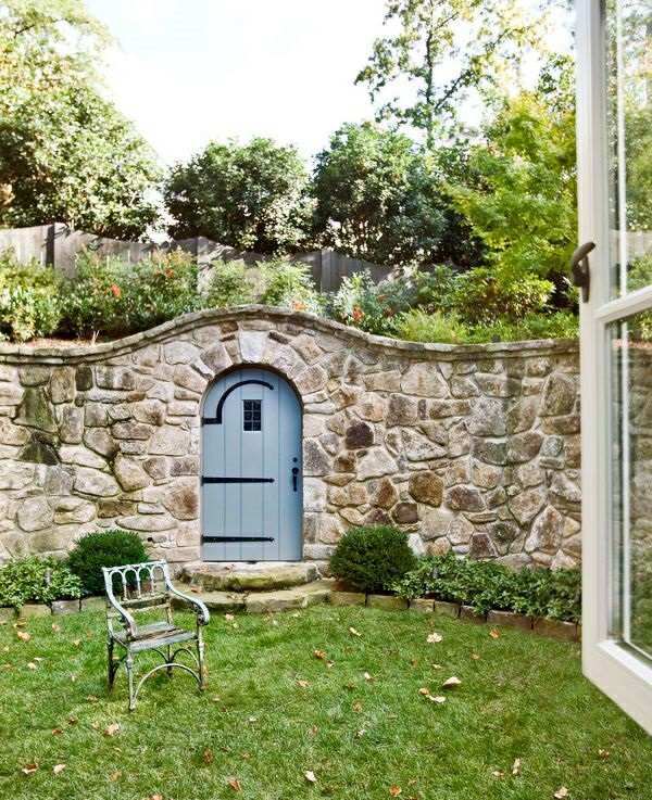 Make stone wall in the garden - creative exterior architecture